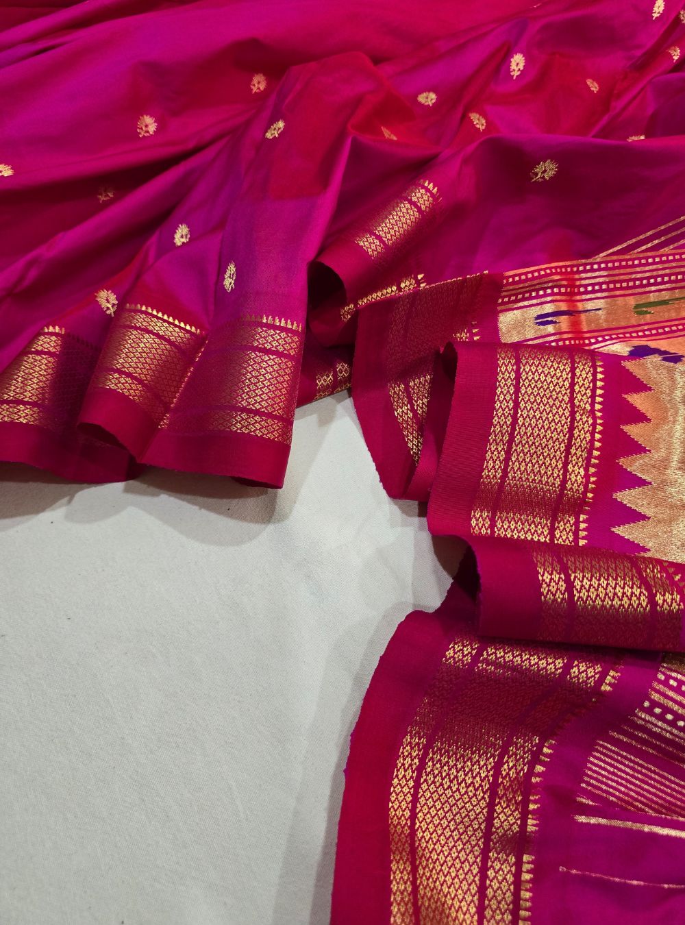 Pink Mor Popat Elegance: Traditional Manchali Paithani