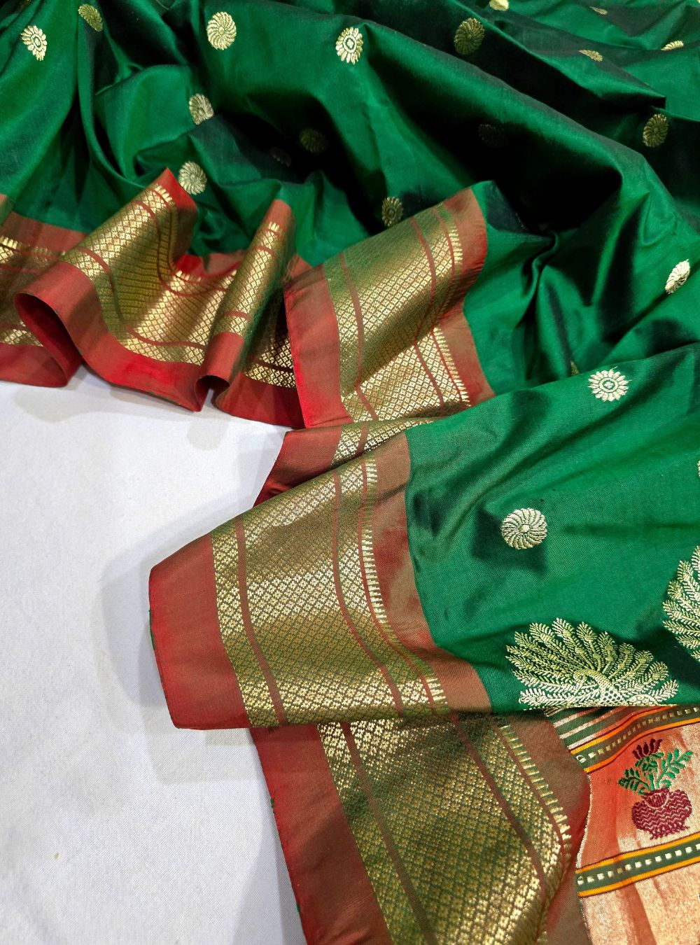 Deep Green Tissue Elegance: The Chatai Border Paithani