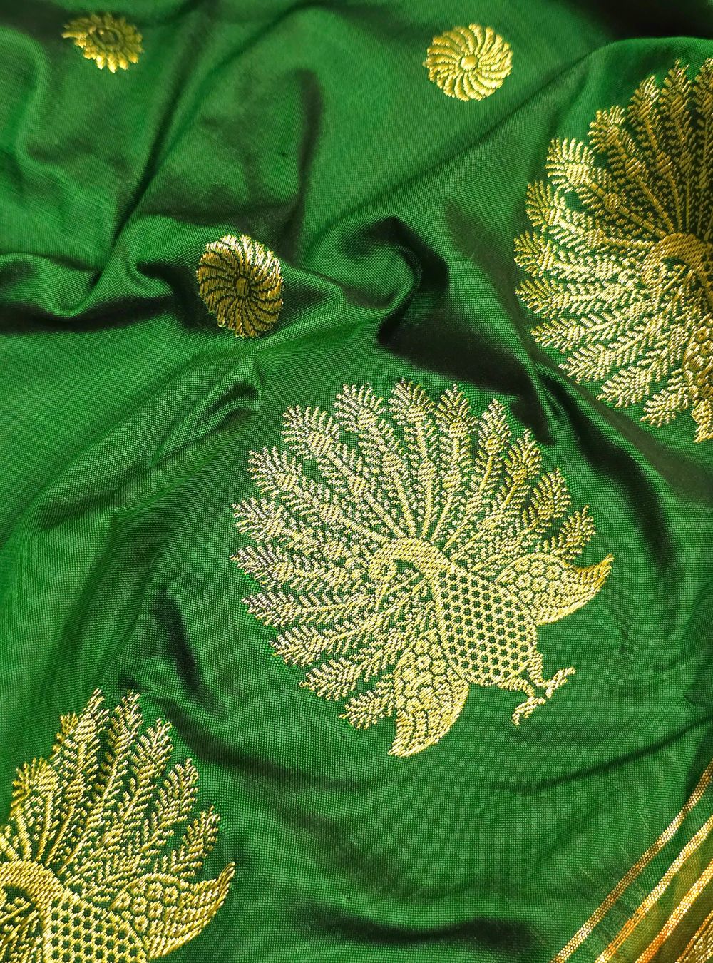 Deep Green Tissue Elegance: The Chatai Border Paithani